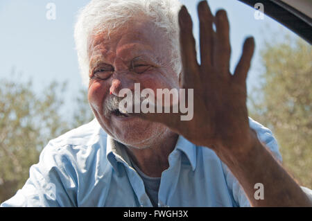 Mani Grecia- 27 Marzo 2006: tradizionale greco antico uomo sventolare a turistica Foto Stock