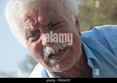 Mani Grecia- 27 Marzo 2006: tradizionale greco antico uomo ridere a turistica Foto Stock