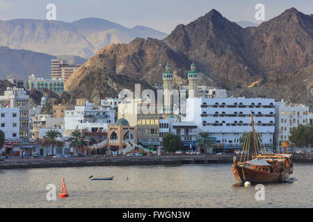 Mutrah Corniche e ingresso al Mutrah souq, sostenuta da montagne, viste dal mare, Muscat Oman, Medio Oriente Foto Stock