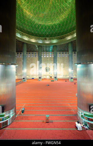 Interno della Moschea Istiqlal o Masjid Istiqlal, (indipendenza Moschea), Jakarta, Indonesia, sud-est asiatico Foto Stock