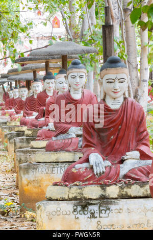 Migliaia di Buddha seduto nel parco di un migliaio di bodhi alberi - Maha Bodhi Ta HtaungHtaung, Monywa, Sagaing, Myanmar Foto Stock