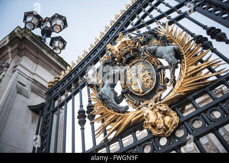 Stemma reale sui cancelli a Buckingham Palace, London, England, Regno Unito, Europa Foto Stock