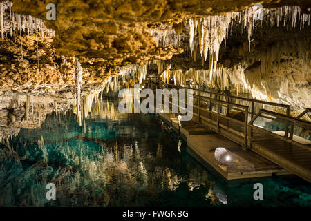 Stalattiti e stalagmiti in cristallo bella grotta sotterranea, Bermuda, America del Nord Foto Stock