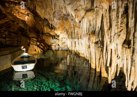 Stalattiti e stalagmiti in cristallo bella grotta sotterranea, Bermuda, America del Nord Foto Stock