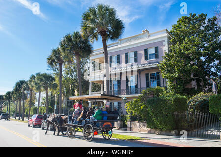 Cavallo carrello prima di una casa coloniale, Charleston, Carolina del Sud, Stati Uniti d'America, America del Nord Foto Stock