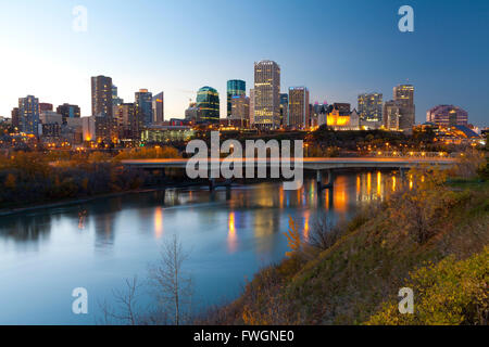 Vista della Skyline di Edmonton riflessa nel Nord del Fiume Saskatchewan, Edmonton, Alberta, Canada, America del Nord Foto Stock