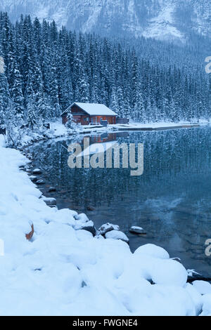 Casa in barca presso il Lago Louise, il Parco Nazionale di Banff, Sito Patrimonio Mondiale dell'UNESCO, montagne rocciose, Alberta, Canada, America del Nord Foto Stock