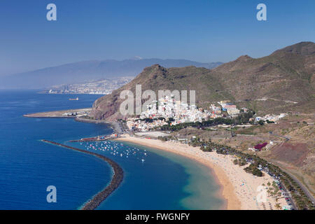 Playa de Las Teresitas Beach, San Andres con una vista a Pico del Teide Tenerife, Isole Canarie, Spagna, Atlantico, Europa Foto Stock