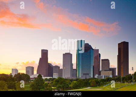 Lo skyline di Houston all'alba da Eleonora Tinsley Park, Texas, Stati Uniti d'America, America del Nord Foto Stock