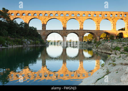 Pont du Gard, acquedotto romano, Sito Patrimonio Mondiale dell'UNESCO, fiume Gard, Languedoc-Roussillon, Francia, Europa Foto Stock