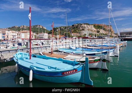 Barche da pesca al porto, castello in background, Cassis, Provenza, Provence-Alpes-Côte d'Azur, in Francia, Mediterraneo Foto Stock