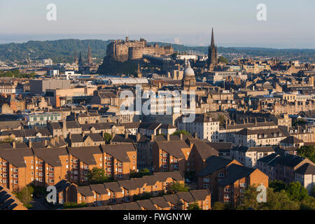 Vista da Holyrood Park al di sopra dei tetti della città al Castello di Edimburgo, Edinburgh, città di Edimburgo, Scozia, Regno Unito, Europa Foto Stock