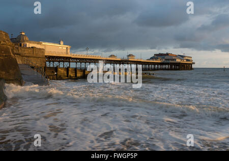 Una vista del Cromer Pier, Norfolk, Inghilterra, Regno Unito, Europa Foto Stock