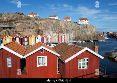 Tradizionale rosso falu case di pescatori in porto, Smogen, Bohuslan Costa, a sud-ovest della Svezia, Svezia, Scandinavia, Europa Foto Stock