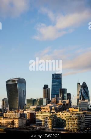 Vista dal Municipio tetto al di sopra dello skyline di Londra, London, England, Regno Unito, Europa Foto Stock