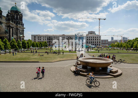 Vista la Lustgarten (piacere giardino) presso la Museumsinsel (Isola dei Musei), nel quartiere Mitte di Berlino, Germania, Europa Foto Stock