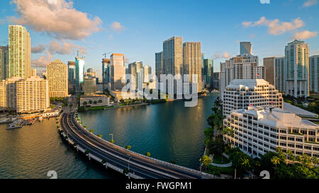 Vista da Brickell Key, una piccola isola coperta in appartamento torri, verso la skyline di Miami, Miami, Florida, Stati Uniti d'America Foto Stock