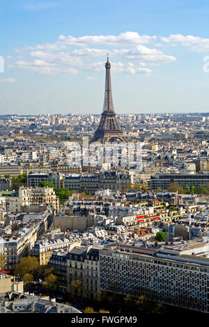Vista in elevazione al di sopra della città con la Torre Eiffel a distanza, Parigi, Francia, Europa Foto Stock