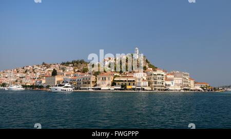 Poros città e porto vista dal mare, Poros Island, Attica, Peloponneso e Grecia, Europa Foto Stock