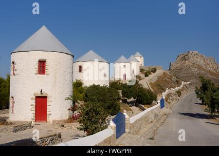 Fila di vecchi mulini a vento sulla collina Pitiki sotto il castello di Panteli, Grecia PLATANOS, LEROS, DODECANNESO Isole Isole Greche, Grecia, Europa Foto Stock