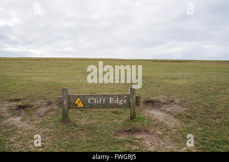 Cliff Edge segno a Beachy Head, East Sussex -1 Foto Stock