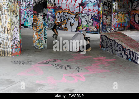 Gli skaters al Southbank Centre di Londra Foto Stock