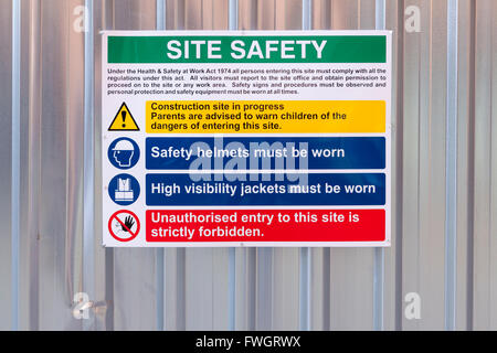 Costruzione di recinzione del sito con un sito avviso di sicurezza, England, Regno Unito Foto Stock