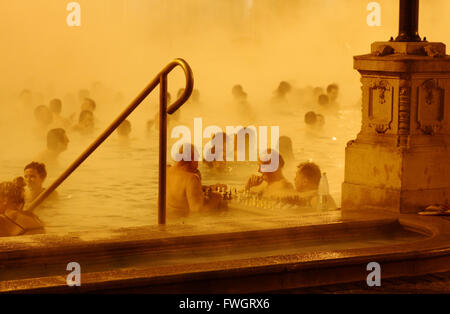 Gli uomini che giocano a scacchi a Szechenyi bagni termali di Budapest, in Ungheria Foto Stock