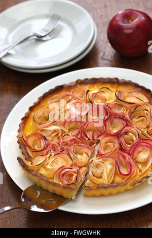 Servendo apple crostata di rose Foto Stock