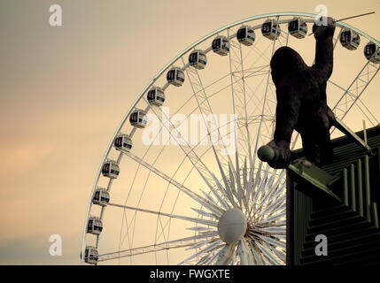 King Kong statua e la ruota panoramica in Niagara Falls Foto Stock