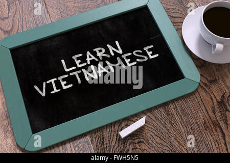 Disegnata a mano imparare il vietnamita concetto sulla lavagna. Foto Stock