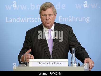 Berlino, Germania. 05 apr, 2016. Stati Uniti Segretario di Agricoltura Thomas J. Vilsack offre commento durante una conferenza stampa congiunta con il ministro dell'agricoltura tedesco Christian Schmidt (non mostrato) a seguito dei colloqui a Berlino, Germania, 05 aprile 2016. Foto: RAINER JENSEN/dpa/Alamy Live News Foto Stock