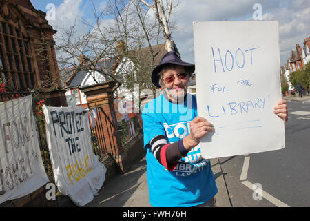 Per protestare contro la chiusura della biblioteca Carnegie in Herne Hill, Londra Sud, Regno Unito. 5 Aprile, 2016. Foto Stock