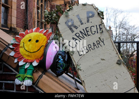 Carnegie Library in Herne Hill, Londra Sud, Regno Unito. 5 Aprile, 2016. Una pacifica occupazione da parte delle comunità locali contro le chiusure di libreria a Lambeth. Foto Stock