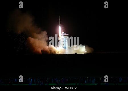 Jiuquan, la Cina della provincia di Gansu. 6 apr, 2016. Una lunga marcia 2-D rocket portante il SJ-10 blasti Satellite off al Jiuquan Satellite Launch Center di Jiuquan, a nord-ovest della Cina di Provincia di Gansu, Aprile 6, 2016. Cina mettere nello spazio un recuperabili ricerca scientifica via satellite nelle prime ore del mattino di mercoledì in una nuova offerta di aiuti gli scienziati torna sulla terra per studiare la microgravità e spazio life science. Credito: Jin Liwang/Xinhua/Alamy Live News Foto Stock