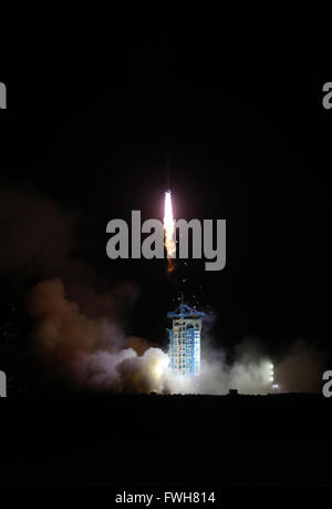 Jiuquan, la Cina della provincia di Gansu. 6 apr, 2016. Una lunga marcia 2-D rocket portante il SJ-10 blasti Satellite off al Jiuquan Satellite Launch Center di Jiuquan, a nord-ovest della Cina di Provincia di Gansu, Aprile 6, 2016. Cina mettere nello spazio un recuperabili ricerca scientifica via satellite nelle prime ore del mattino di mercoledì in una nuova offerta di aiuti gli scienziati torna sulla terra per studiare la microgravità e spazio life science. Credito: Jin Liwang/Xinhua/Alamy Live News Foto Stock