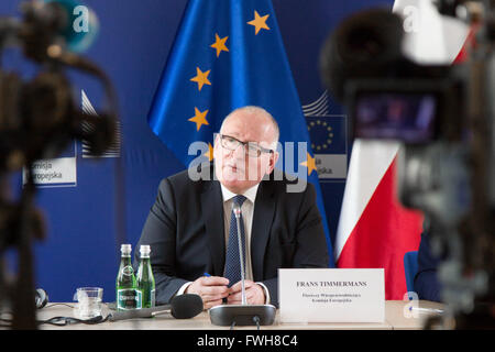 Varsavia, Polonia. 05 apr, 2016. Il vicepresidente della Commissione europea Frans Timmermans, durante una conferenza stampa Credito: Mateusz Wlodarczyk/Pacific Press/Alamy Live News Foto Stock