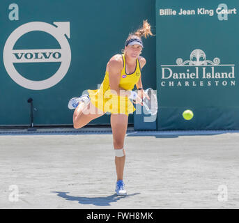 Charleston, Sc, STATI UNITI D'AMERICA. 5 apr, 2016. Charleston, SC - Apr 05, 2016: Alexandra Dulgheru (ROU) gioca contro Eugenie Bouchard (possono) durante la Volvo Car aperto presso il Family Circle Tennis Center di Charleston, Sc. Credito: csm/Alamy Live News Foto Stock