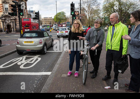 Londra, Regno Unito. 5 Aprile, 2016. Carolina Russell (seconda a sinistra), Partito Verde portavoce di trasporto e n. 2 per il Partito dei Verdi lista per il gruppo di Londra, unisce i rappresentanti di Southwark partito dei Verdi per discutere i piani per le modifiche al Camberwell Green road junction. La giunzione viene utilizzata da 25.000 veicoli ogni giorno ed è considerato un settore ad alto rischio per i ciclisti e i pedoni. Il Southwark Council sta attualmente rivedendo i suoi piani dopo le sue proposte iniziali sono state ampiamente criticato. Credito: Mark Kerrison/Alamy Live News Foto Stock