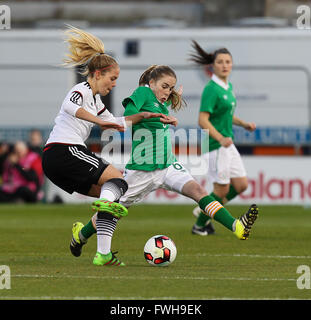 Dublino, Irlanda 05,Aprile,2016, Evelyn Daly dell Irlanda U19 tenta di bloccare Nina Ehegštz di Germania U19 kick, Irlanda donne U19 v Tedesco donne U19, UEFA campionato europeo Fase Elite i qualificatori Tallaght Stadium, Peter Fitzpatrick/Alamy Live News Foto Stock