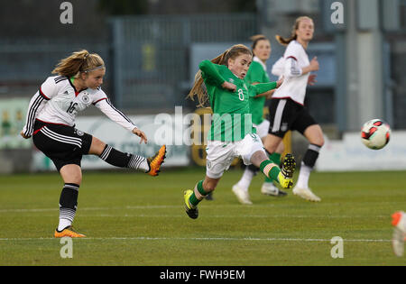 Dublino, Irlanda 05,Aprile,2016, Roma McLaughlin di Irlanda U19 tenta il blocco Ricarda Walkling di Germania U19 pass, Irlanda donne U19 v Tedesco donne U19, UEFA campionato europeo Fase Elite i qualificatori Tallaght Stadium, Peter Fitzpatrick/Alamy Live News Foto Stock