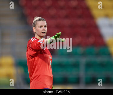 Dublino, Irlanda 05,Aprile,2016, Vivien Brandt (GK) di Germania U19 dà istruzioni ai suoi compagni di squadra, Irlanda donne U19 v Tedesco donne U19, UEFA campionato europeo Fase Elite i qualificatori Tallaght Stadium, Peter Fitzpatrick/Alamy Live News Foto Stock