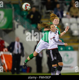 Dublino, Irlanda 05,Aprile,2016, Hayley Nolan dell Irlanda U19 battaglie con Michaela Specht (c) di Germania U19 per la palla, Irlanda donne U19 v Tedesco donne U19, UEFA campionato europeo Fase Elite i qualificatori Tallaght Stadium, Peter Fitzpatrick/Alamy Live News Foto Stock