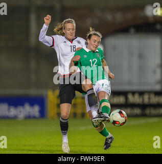 Dublino, Irlanda 05,Aprile,2016, Stefanie Sanders di Germania U19 pass è bloccato da Lucia McCartan dell Irlanda U19, Irlanda donne U19 v Tedesco donne U19, UEFA campionato europeo Fase Elite i qualificatori Tallaght Stadium, Peter Fitzpatrick/Alamy Live News Foto Stock