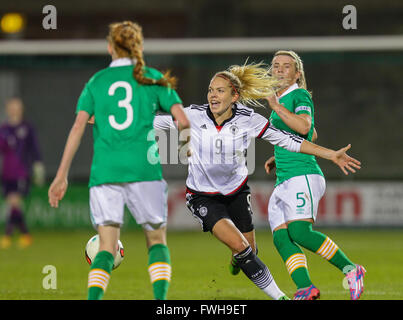 Dublino, Irlanda 05,Aprile,2016, Nina Ehegštz di Germania U19 cercando una chiamata dall'arbitro, Irlanda donne U19 v Tedesco donne U19, UEFA campionato europeo Fase Elite i qualificatori Tallaght Stadium, Peter Fitzpatrick/Alamy Live News Foto Stock