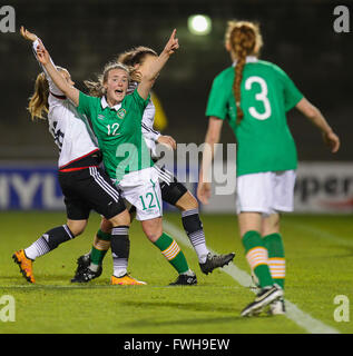 Dublino, Irlanda 05,Aprile,2016, Lucy McCartan dell Irlanda U19 singolazione che la palla è fuori all'arbitro, Irlanda donne U19 v Tedesco donne U19, UEFA campionato europeo Fase Elite i qualificatori Tallaght Stadium, Peter Fitzpatrick/Alamy Live News Foto Stock