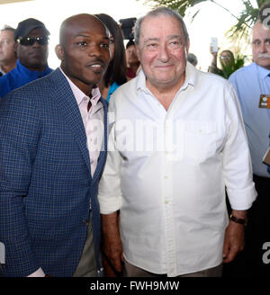 Las Vegas NV, Stati Uniti d'America. 5 apr, 2016. (L)Timothy Bradley saluta Top-Rank boxing promoter Bob Arum al MGM Grand hotel sulla sua prossima lotta con Manny Pacquiao martedì. I due saranno in lotta tra loro per la terza volta Sabato 9 Aprile al MGM Grand Garden Arena di Las Vegas, Nevada.Foto da Gene Blevins/LA Daily News/ZumaPress Credit: Gene Blevins/ZUMA filo/Alamy Live News Foto Stock