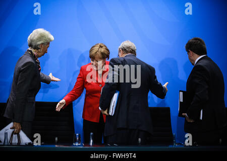 (160405) -- BERLIN, 5 aprile 2016 (Xinhua) -- (da L a R) del Fondo monetario internazionale (FMI) Direttore Christine Lagarde, il Cancelliere tedesco Angela Merkel, Angel Gurria, Segretario generale dell Organizzazione per la cooperazione e lo sviluppo economico e Guy Ryder, segretario generale dell Organizzazione mondiale del lavoro partecipare a una conferenza stampa congiunta a Berlino, Germania, il 5 aprile 2016. I leader di diverse organizzazioni economiche internazionali che invita i governi a prendere "azione decisivo' per rafforzare le riforme e la crescita nel corso di una riunione ospitata dal Cancelliere tedesco Angela Merkel a Berlino Foto Stock