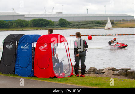 Crosby, Liverpool, Merseyside, 12 giu 2016. Il JSRA British Jet campionati sportivi hanno luogo su Crosby Park Marina. British Summer campionati, Round 2 Crosby Lakeside Adventure Centre Jet Ski Racing, con gli spettatori, sotto il meteo a comparsa rifugi personali, evitando di imbevuto da pesanti acquazzoni estivi che passa al di sopra del Merseyside, UK Credit: MediaWorldImages/Alamy Live News Foto Stock