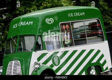 Vintage Ice Cream Van a Londra, Regno Unito. 11 Giugno, 2016. Fine settimana di celebrazioni reale Credito: Chris Carnell/Alamy Live News Foto Stock